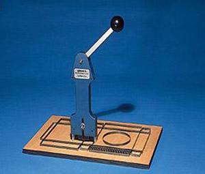 Machine <span class=keywords><strong>de</strong></span> découpe <span class=keywords><strong>de</strong></span> matrices 23,8 mm 2pt3pt pour la fabrication <span class=keywords><strong>de</strong></span> matrices, avec extracteur <span class=keywords><strong>de</strong></span> règles et extracteur <span class=keywords><strong>de</strong></span> matrices - Product Image 3