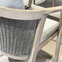Table de jardin en bois avec plateau rectangulaire et pieds en tréteaux pour terrasse