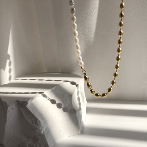 Bijoux de luxe en acier inoxydable, plaqué or Pvd, collier délicat et minimaliste, demi-perle, demi-perle - Product Image 1