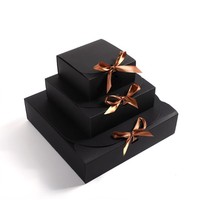 Supporta il cartone a conchiglia nero di alta qualità progettato su misura con confezione regalo decorata con fiocco