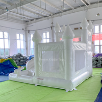 Château gonflable blanc avec piscine à balles océaniques et toboggan, château gonflable avec pistolet à eau, aire de jeux souple