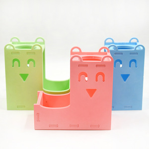 กล่องใส่น้ำและอาหารสัตว์เลี้ยง 2 ใน 1 เครื่องป้อนอัตโนมัติ PVC สำหรับหนูแฮมสเตอร์พร้อมดีไซน์หน้ายิ้มสีทึบทรงสี่เหลี่ยม - Product Image 1