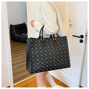 Sac à bandoulière tendance imprimé rétro minimaliste pour femmes Sac fourre-tout décontracté de luxe texturé de grande capacité pour femmes - Product Image 2