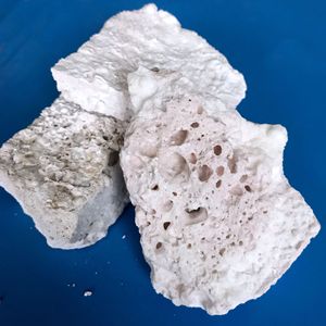 Bloc <span class=keywords><strong>de</strong></span> <span class=keywords><strong>chlorure</strong></span> <span class=keywords><strong>de</strong></span> calcium anhydre en nid d'abeille <span class=keywords><strong>de</strong></span> qualité industrielle en vrac, morceaux poreux pour le traitement des eaux usées - Product Image 1