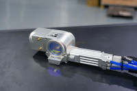 Machine de nettoyage au laser pulsé compacte 1000W, garantie 3 ans, pour l'élimination de la rouille, de la peinture, des graffitis et des contaminants sur les métaux