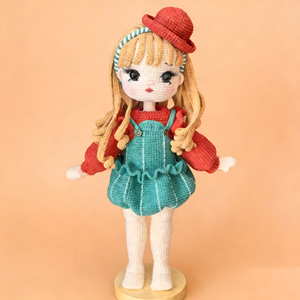 Muñeca Mila Tejida a Mano, con Sombrero Rojo y Vestido Verde con Tirantes, Pelo Largo Amarillo y Aproximadamente 32 cm de Altura - Product Image 4