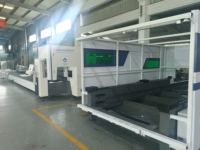 Découpeuse laser à fibre CNC automatique haute vitesse en métal, conception fermée, double plateforme d'échange, bras robotisé, Cypcut HIWIN 3000W