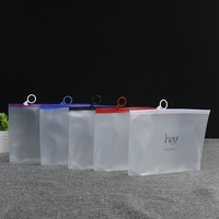 Vente en gros de sacs de rangement pour le maquillage en plastique PVC givré anneau fermeture éclair créatif personnalisé logo impression mode sacs à cosmétiques étuis