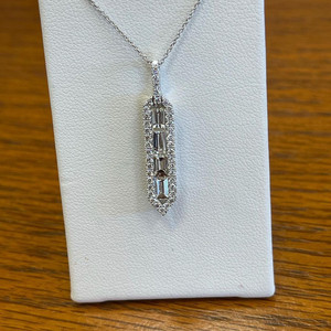 Collana con Pendente in Oro Bianco e Diamanti Taglio Baguette, Design Geometrico Classico, Gioiello da Sposa per Donna, Catena a Serpente Placcata in Rodio - Product Image 1