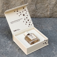 Boîte à parfum rigide de style livre blanc magnétique personnalisée de qualité supérieure avec insert ajusté pour la présentation de parfums et l'emballage cadeau