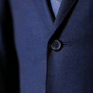 Costume sur mesure de haute qualité pour <span class=keywords><strong>homme</strong></span>, <span class=keywords><strong>bleu</strong></span> <span class=keywords><strong>marine</strong></span>, col à revers, en <span class=keywords><strong>laine</strong></span>, tissu en <span class=keywords><strong>laine</strong></span> de qualité supérieure, coupe ajustée, <span class=keywords><strong>blazer</strong></span> pour événements formels - Product Image 4