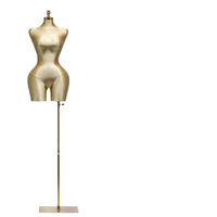 Robe mi-longue de style européen pour femmes grandes tailles. Magasin de vêtements pour femmes. Présentoir de sous-vêtements et mannequin de présentation. Mousses de polyuréthane
