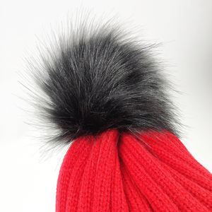 OEM classique acrylique fourrure Bobble épais côtelé câble tricot femmes Beanie personnalisé marron cuir patchs <span class=keywords><strong>pompon</strong></span> chapeaux d'hiver pour les dames - Product Image 5