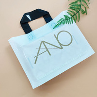 Sacs à provisions en plastique réutilisables personnalisés de bonne qualité imprimés de logo de couleur blanche avec poignée pour le paquet d'emballage de vêtement