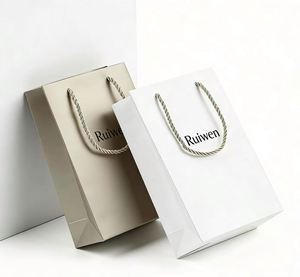 Sacs cadeaux personnalisés élégants avec logo, boîtes d'emballage en carton épais blanc avec logo en relief, vente en gros, papeterie écologique de marque - Product Image 5