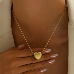 Collar con Colgante de Corazón, Aleación de Zinc, Tono Dorado, Joyería de Regalo para Mujer, Accesorio de Moda - Product Image 1