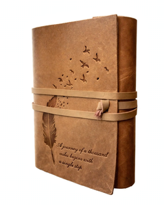Journal en cuir véritable gravé de motifs plumeux, 7 x 5 pouces, marron rustique, avec citation inspirante et sangle de fermeture, Grimoire, Carnet de notes - Product Image 3