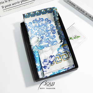 Bufanda de poliéster cuadrada pequeña de estilo retro de lujo para mujer Estampados florales elegantes que bloquean el color para el otoño - Product Image 3