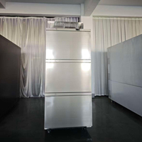 Réfrigérateur mortuaire à trois portes pour usage en maison funéraire, avec design aérodynamique, finition anti-corrosion, stockage et conservation