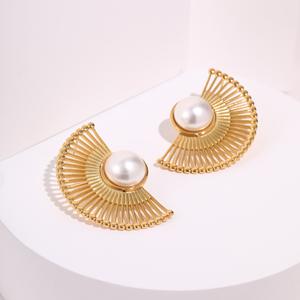 Boucles d'oreilles élégantes en forme d'éventail en plaqué or avec perles Boucles d'oreilles tendance pour femmes, bijoux élégants, cadeau - Product Image 3