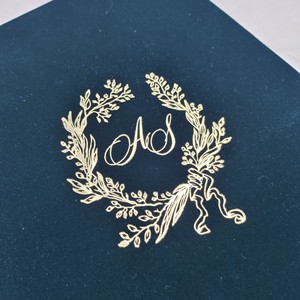 Tarjeta de Invitación de Boda de Lujo en Terciopelo Azul Marino con Estampado Dorado en Relieve y Diseño Personalizado DIY para Despedida de Soltera - Product Image 4