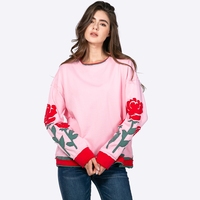 Produsen Sweatshirt Wanita Model Crewneck Lengan Panjang dengan Aplikasi Bunga Mawar, Tepi Raw Edge, Trim Warna Kontras, dan Model Longgar