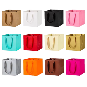 Sacs en papier cadeau blancs et oranges personnalisés avec logo OEM, imprimés, avec ruban et poignée en corde kraft, sacs en papier pour le shopping - Product Image 4