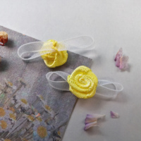 Mini roses en ruban, fleurs artificielles en nylon, rosettes de couleurs mélangées avec des feuilles vertes pour modèle de lingerie S6187
