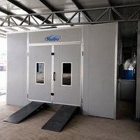 Cabine de peinture automobile RuiBo gris clair à double porte avec rampes antidérapantes, unité de ventilation externe, conduits ondulés et panneaux isolés
