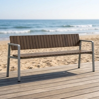 Banc d'extérieur commercial simple avec pieds en aluminium moulé et assise en bois massif pour place publique, parc, quartier commercial et parc d'attractions