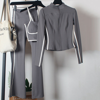 Ensemble de sport 3 pièces : Leggings évasés taille haute, veste zippée et soutien-gorge de sport à rayures contrastées sur les côtés, idéal pour la gym et l'entraînement