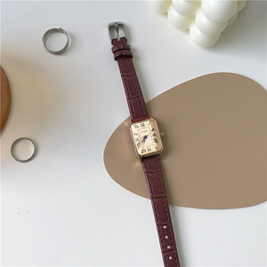 Reloj de Cuarzo para Mujer con Esfera Rectangular Vintage, Correa de Cuero Sintético con Números Romanos Retro, Elegante y Casual para Uso Diario - Product Image 5
