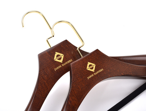 Cintres en bois marron personnalisés avec logo, cintres de luxe à épaules larges pour costumes et pantalons avec barre antidérapante floquée - Product Image 3