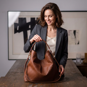 Pochette de luxe en cuir véritable durable BS INTERNATIONAL pour femme, fabriquée à la main, avec fermeture éclair, imperméable, pour voyage, 1L - Product Image 1