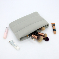 Conception personnalisée Nouveau sac à cosmétiques en néoprène matelassé Pochette gonflée pour maquillage à la mode avec fermeture à glissière Trousse de toilette lavable