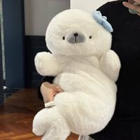 Peluche mignonne de phoque blanc avec bonnet de nuit, oreiller Kawaii, animal en peluche de chien de mer dormant, poupée douce, oreiller en peluche de lion de mer pour enfants