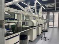 Hotte d'extraction de laboratoire chimique pour la planification des systèmes d'extraction local et les zones de travail en laboratoire