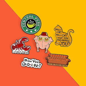 Broche creativo de la serie de TV Americana Friends, broche de Metal de dibujos animados, langosta, en forma de sofá, broche del alfabeto, pines - Product Image 4