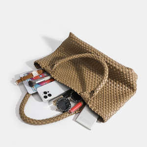 กระเป๋าโท้ทหนังแท้แบบสาน <span class=keywords><strong>ดี</strong></span>ไซน์ใหม่ปี 2025 <span class=keywords><strong>แฟ</strong></span>ชั่นคุณภาพสูงสำหรับผู้หญิง กระเป๋าสะพายไหล่สุดหรูทันสมัย - Product Image 2