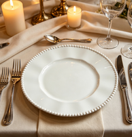 Assiettes de présentation en plastique perlées blanches de 13 pouces, motif moderne durable, personnalisables pour la décoration de la maison et des événements de mariage