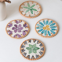 Sous-verre en résine de coquillage coloré en rotin naturel, sous-verre artisanal en coquillage, coussin d'isolation artistique, sous-verre de table pratique