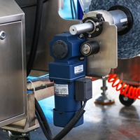 Machine de remplissage, scellage, emballage et étiquetage verticale VFFS multifonction automatique personnalisée avec PLC pour sachets et pochettes en film plastique haute précision