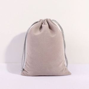 Sac en velours noir anti-poussière avec cordon de serrage pour bijoux et écouteurs, personnalisable par sérigraphie, vente en gros - Product Image 6