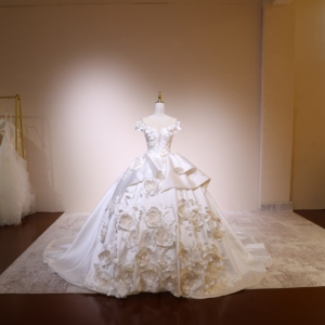 Robe de mariée classique style princesse en satin, avec corset illusion aux épaules, péplum à volants, appliques florales 3D et traîne chapelle - Product Image 2