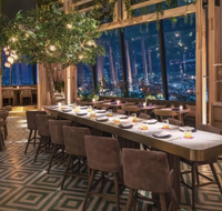 Meubles de restaurant en rotin de style bistrot français, table et chaise, structure en bois massif, revêtement en cuir PU, banquette ronde pour restaurant