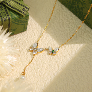 Collier pendentif papillon avec chaîne en or et pompon de perles pour femme, à porter au quotidien - Product Image 1