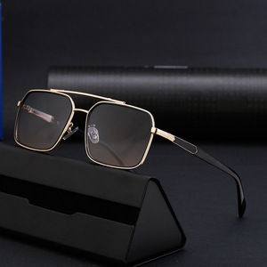 Nouvelles lunettes de soleil carrées pour hommes, protection UV400, verres PC, monture noire, couleur gris doré, style haut de gamme - Product Image 2