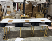 Table de manucure multi-places en velours noir avec cadre en métal doré, adaptée aux salons de beauté et de manucure haut de gamme