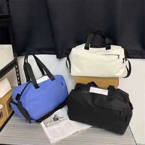 Muestra gratuita de bolsa de lona de poliéster rosa grande, acolchada, con diseño personalizado, para mujer, ideal para viajes y gimnasio, con logo. - Product Image 2