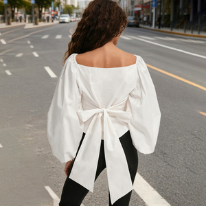 Blusa francesa vintage con hombros descubiertos y botones, corte ajustado, dobladillo irregular y detalle de lazo en la espalda. - Product Image 3